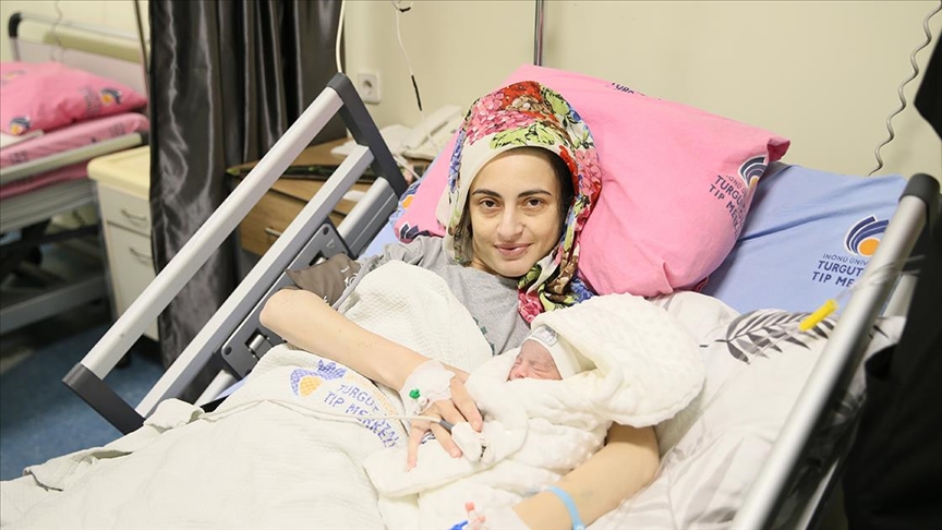 Hamileyken karaciğer nakli yapıldı, hem sağlığına hem bebeğine kavuştu